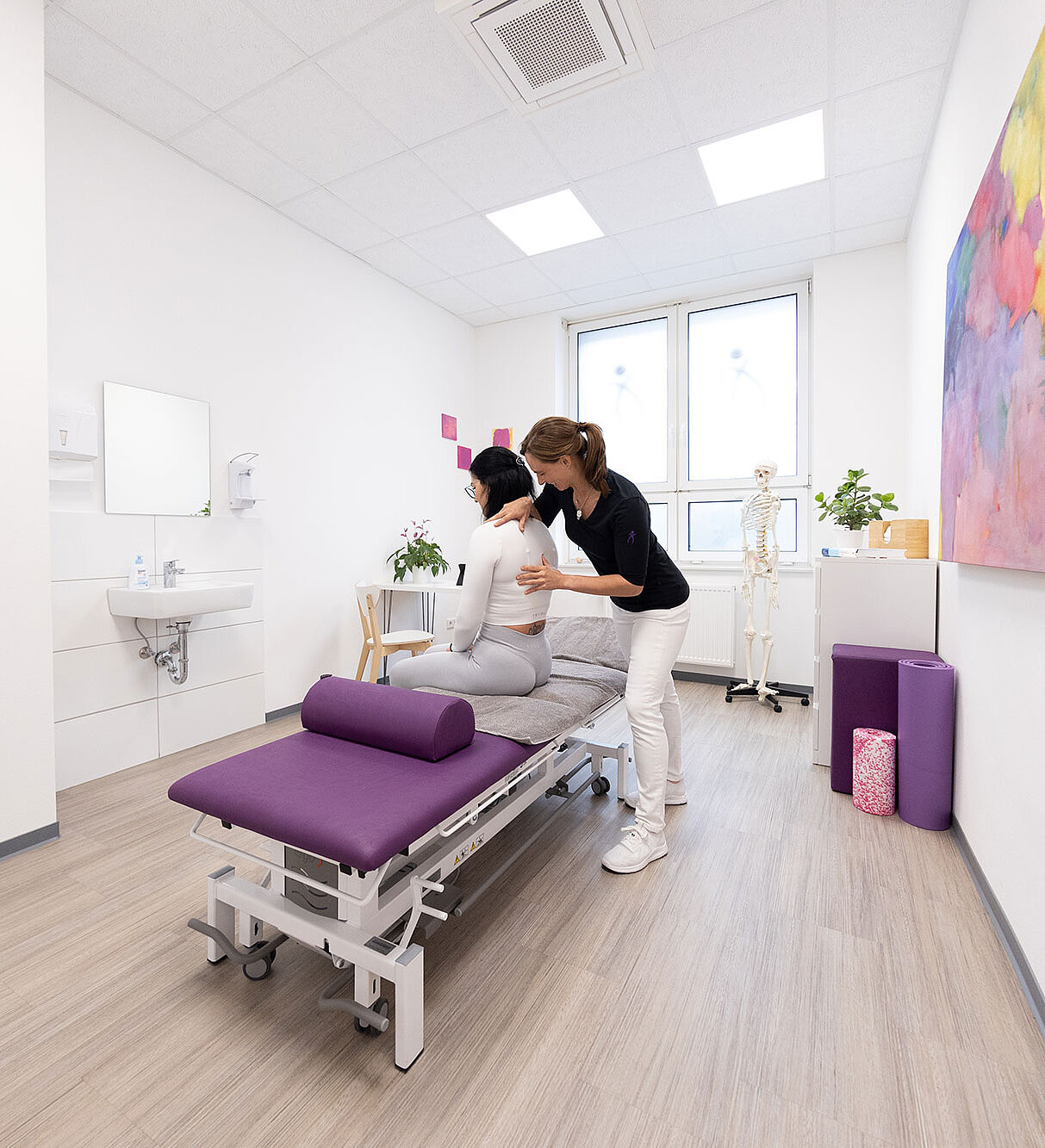physiotherapeutische Behandlung des Rückens einer Patientin